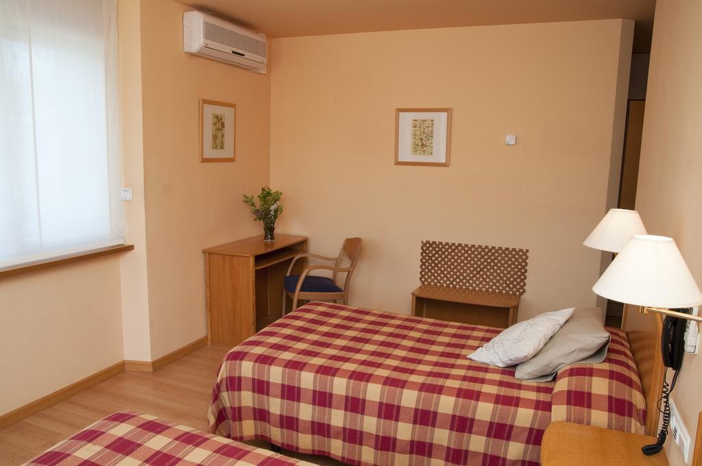 Hotel Villa De Ayerbe Luaran gambar