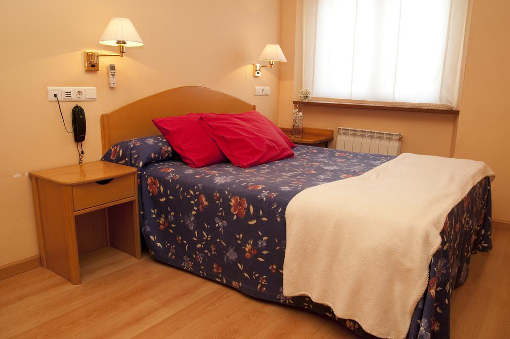 Hotel Villa De Ayerbe Luaran gambar