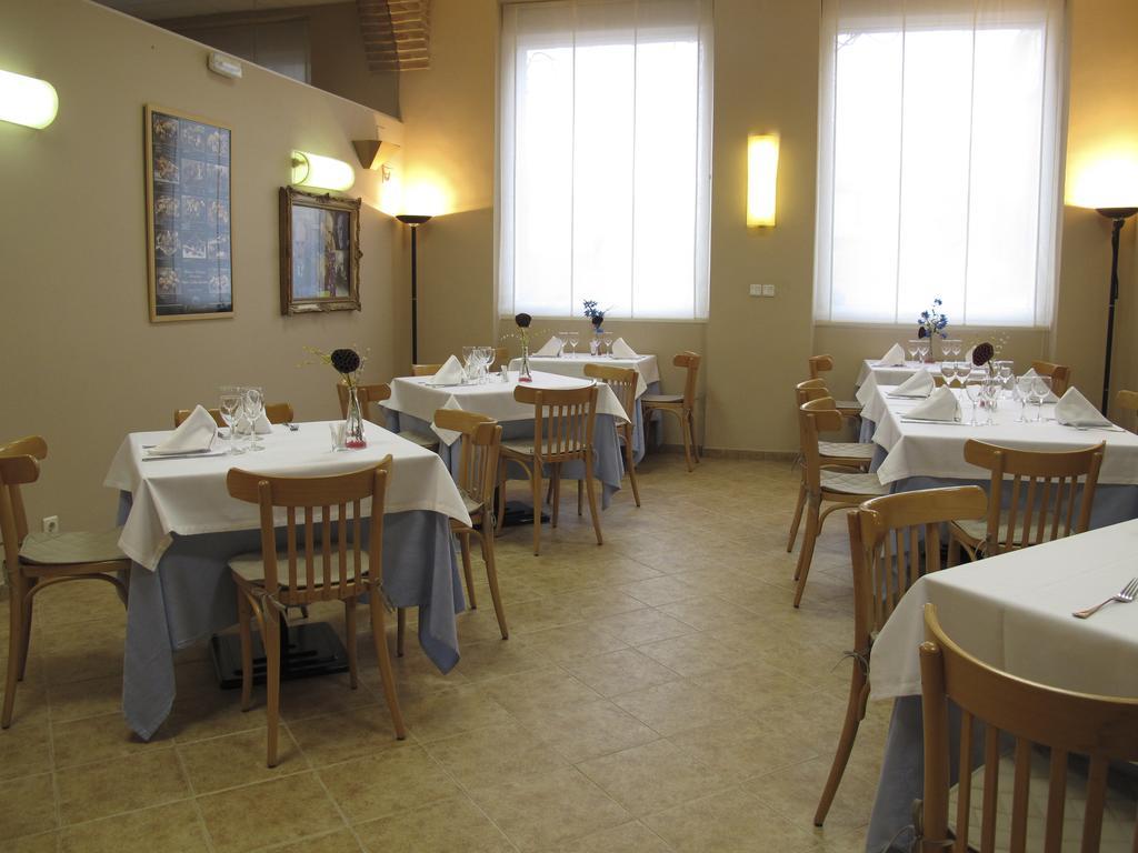 Hotel Villa De Ayerbe Luaran gambar