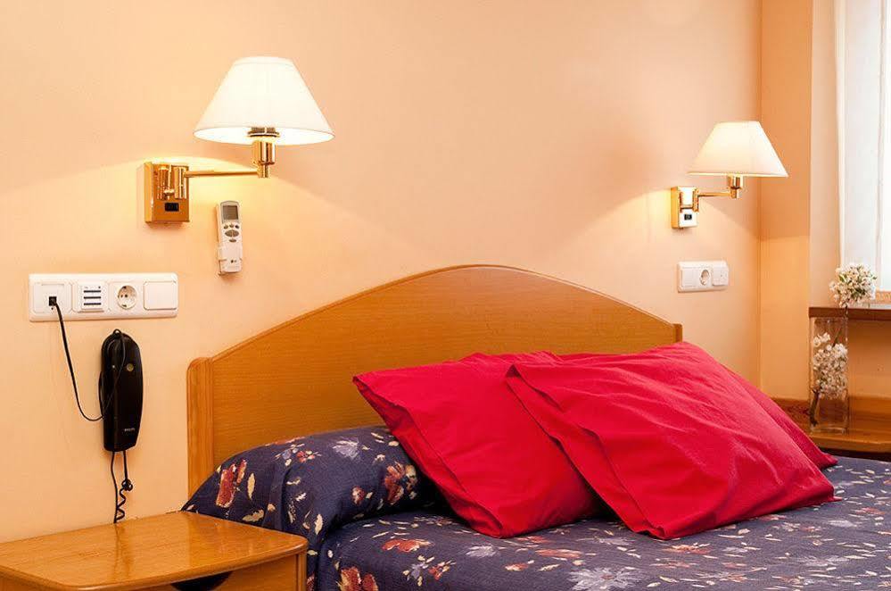 Hotel Villa De Ayerbe Luaran gambar