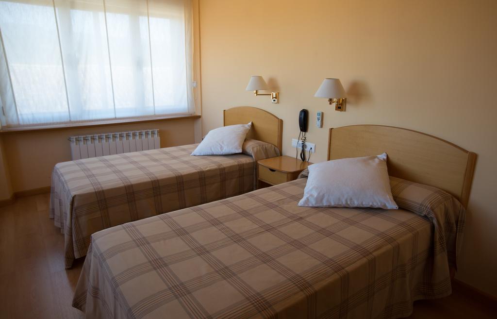 Hotel Villa De Ayerbe Luaran gambar